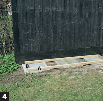 Växthus mot vägg: Gör ett fundament till bottemramen Växthus mot vägg: Gör ett fundament till bottemramen